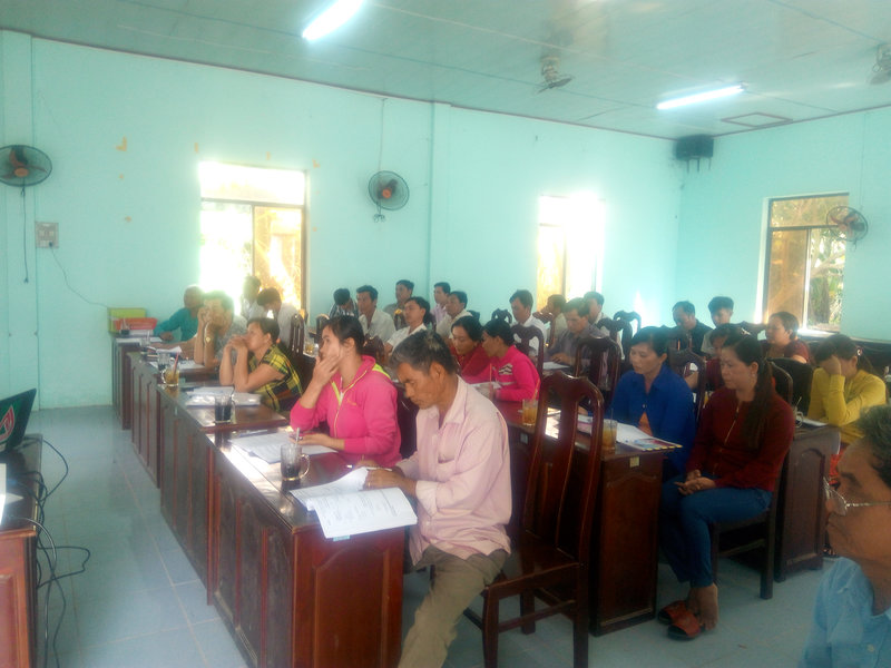 cán bộ tham gia tập huấn tập trung lắng nghe.jpg